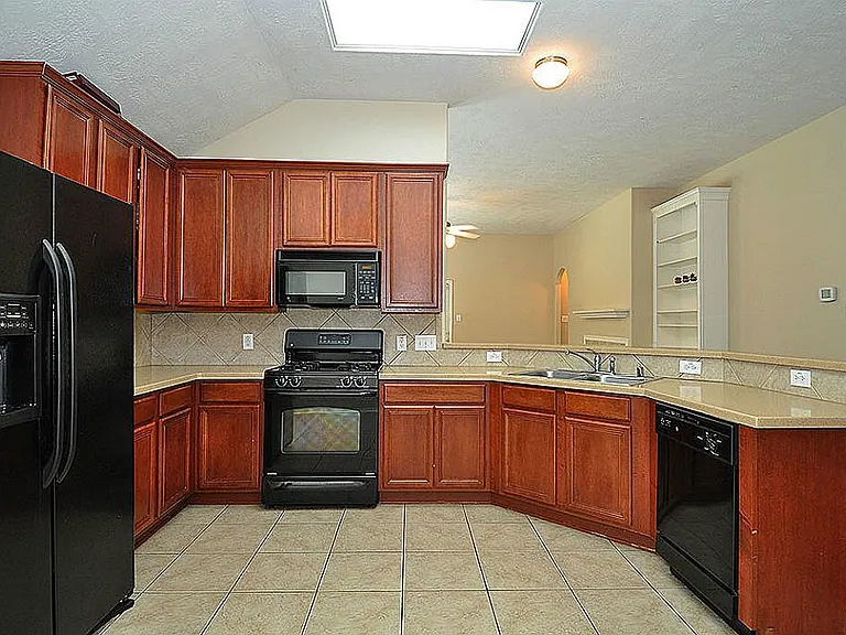 Photo from 2016. Kitchen appliances upgraded to stainless.