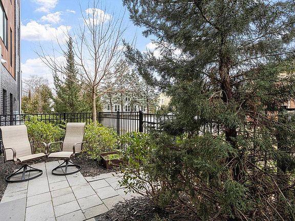 3rd image of 206 Dundas Ln