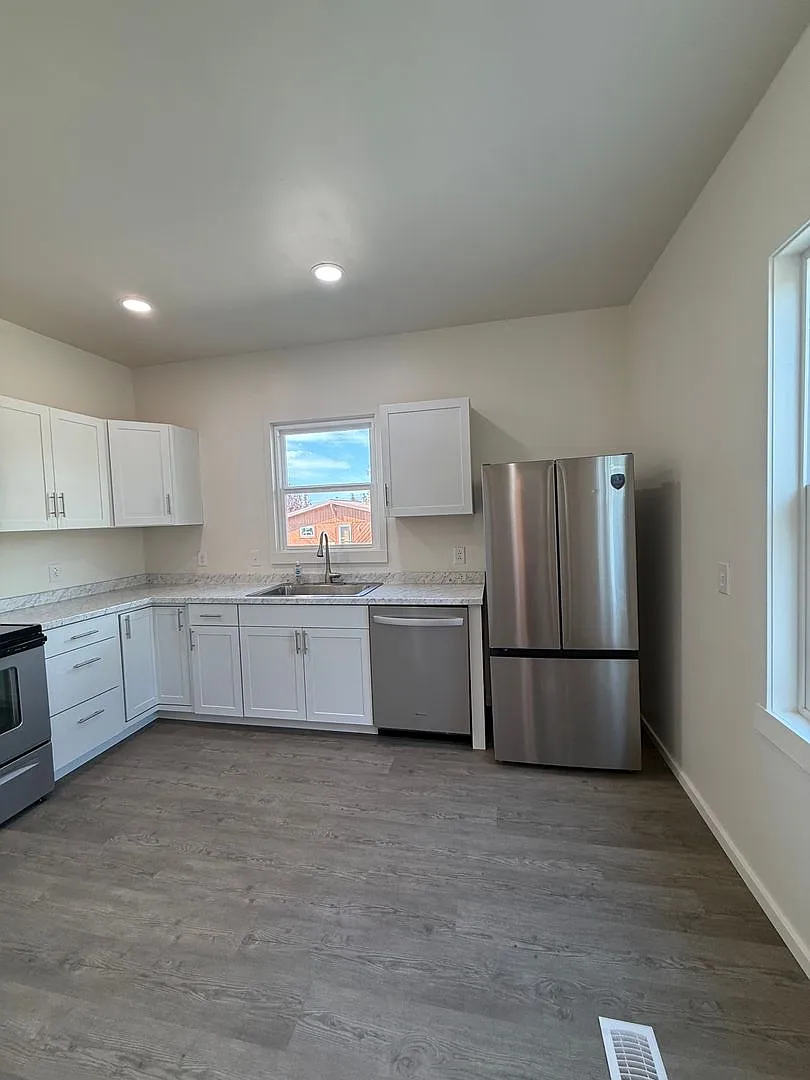 927 W Mercury — Photo 3