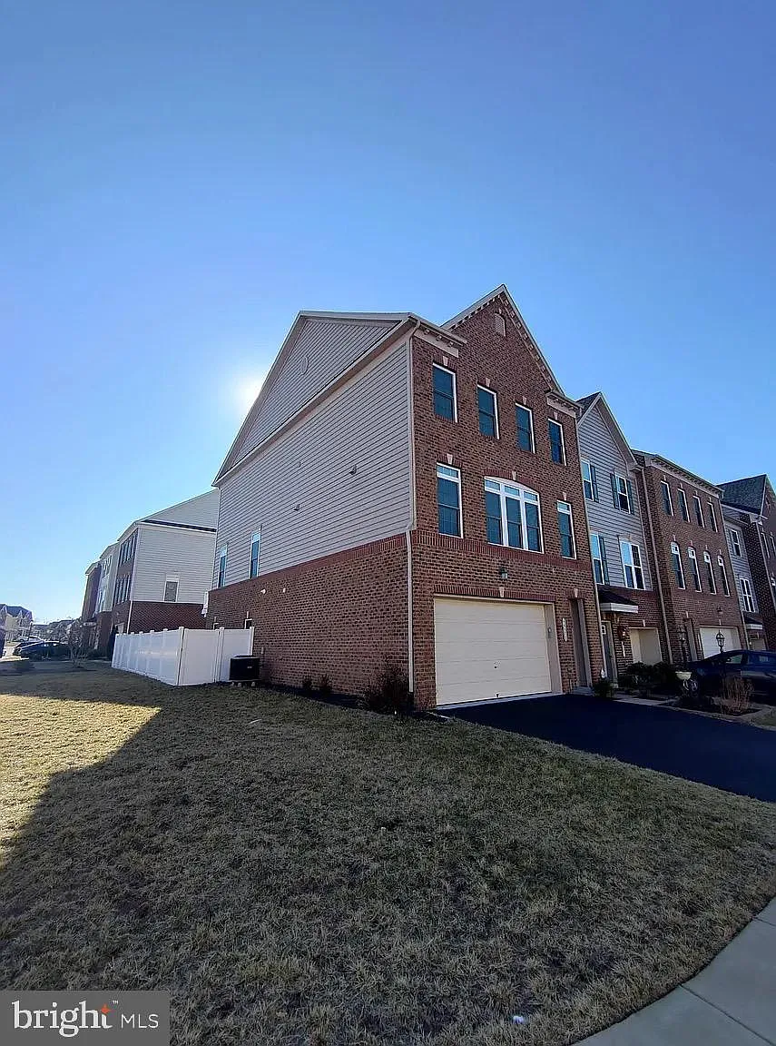 4 bed, 3.5 bath, 3201 sqft, $3,795 — Photo 2