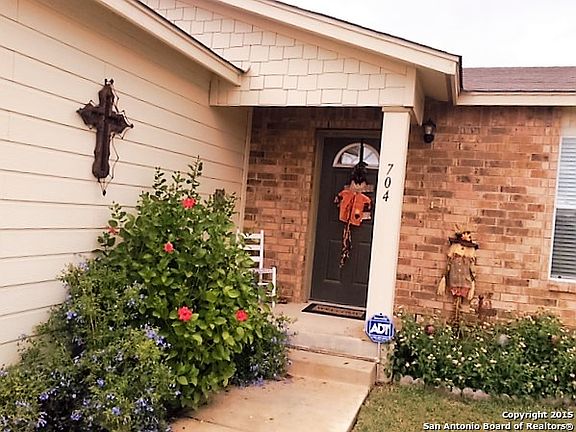 3rd image of 704 Crosspoint Dr