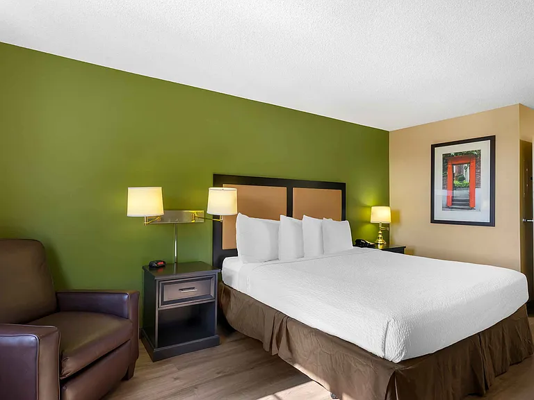 1 Bedroom Suite - 1 King Bed