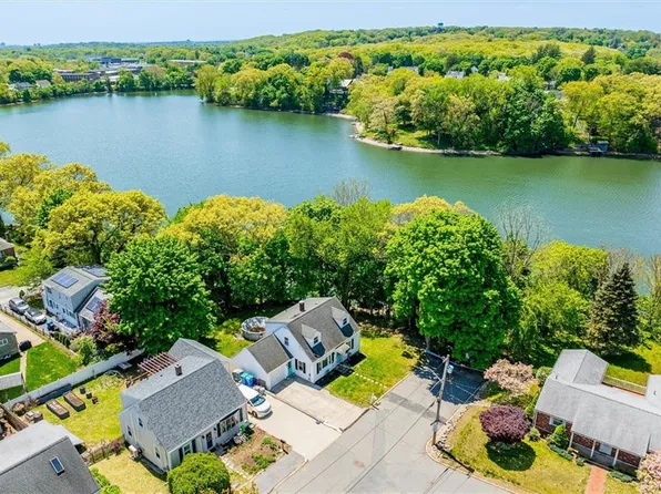 11 Edgehill Ave, Lincoln, RI 02865