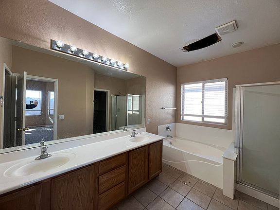 4th image of 621 S 115th Dr