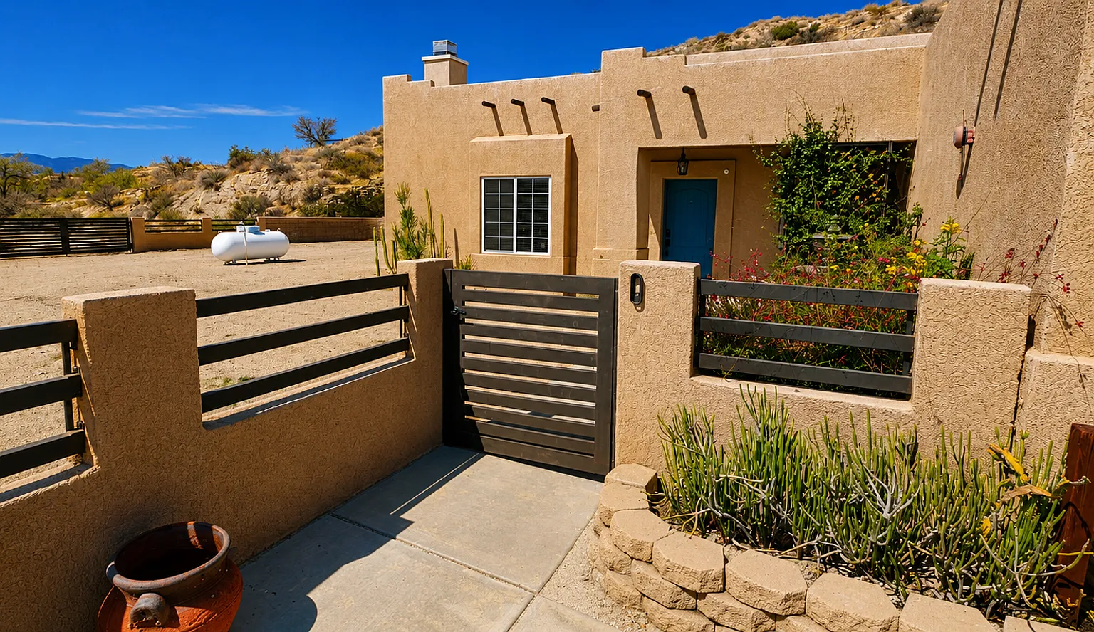 Cozy 3 Bedroom 2 Bathroom Home with Breathtaking Views — Photo 2