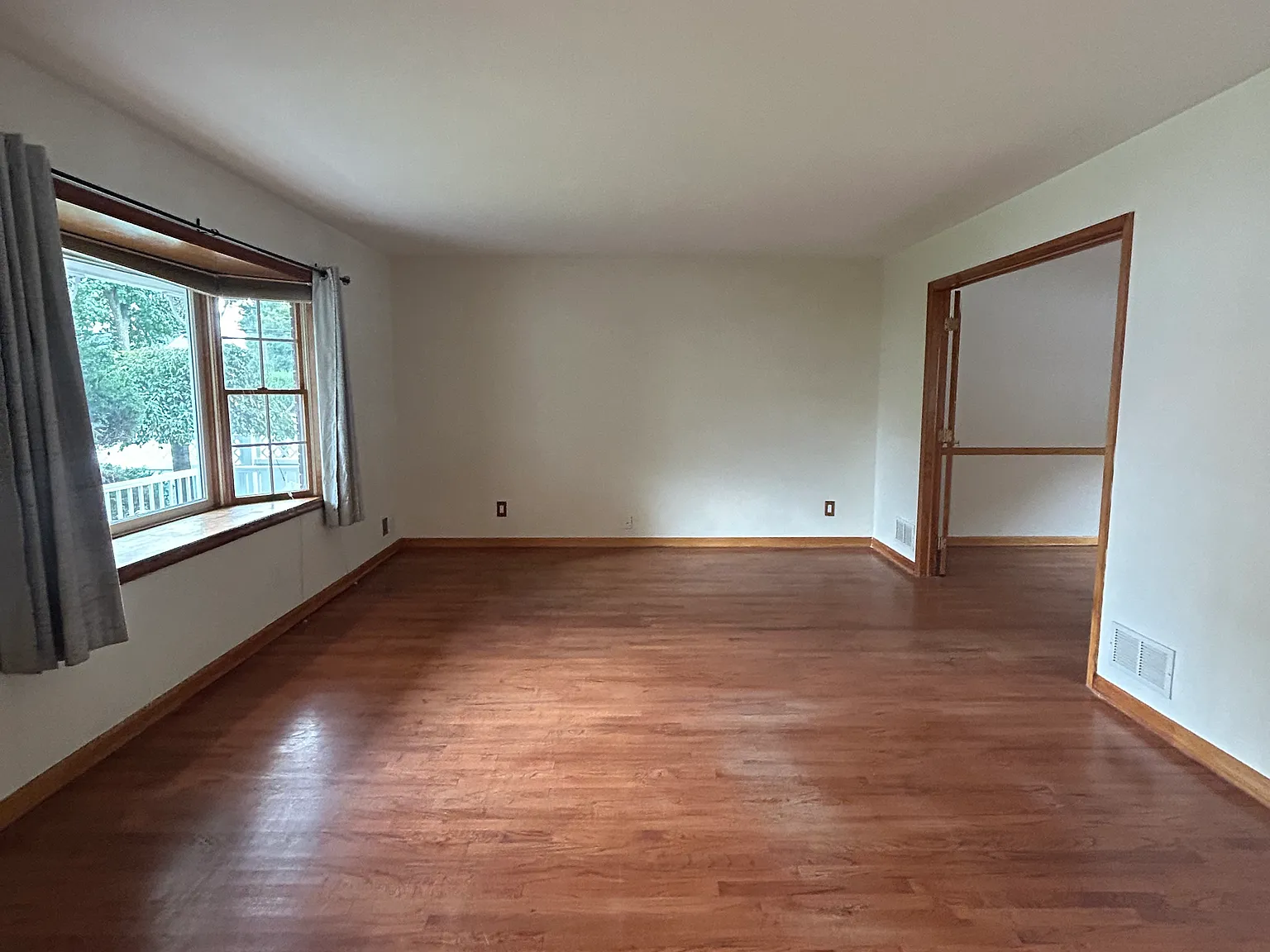 4 bed, 2490 sqft, $4,350 — Photo 4