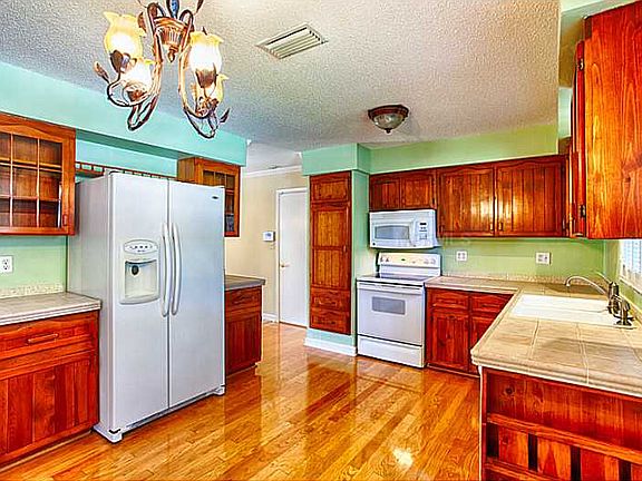 5th image of 1330 46th Ave NE