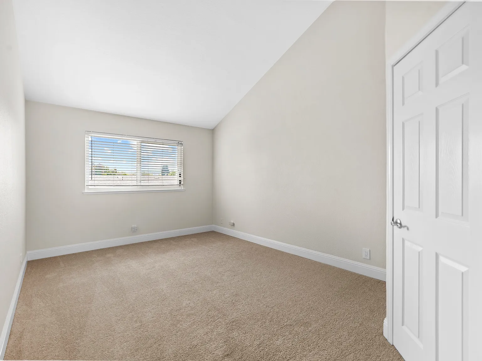 3 bed, 2.5 bath, 1222 sqft, $4,300 — Photo 3