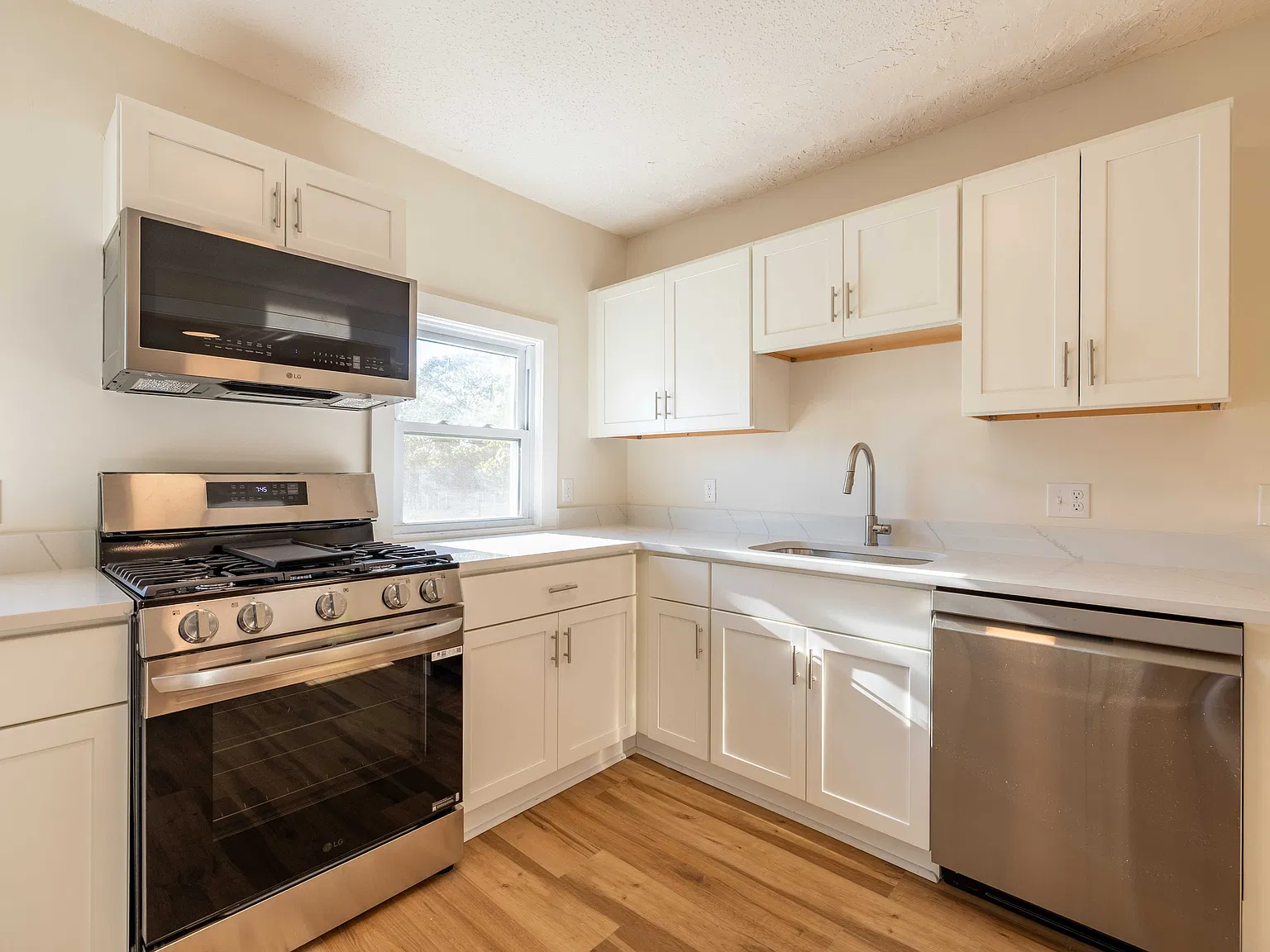 365 Whiting Ave — Photo 3