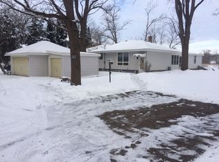 402 Tuxedo Ln, Cary, IL 60013