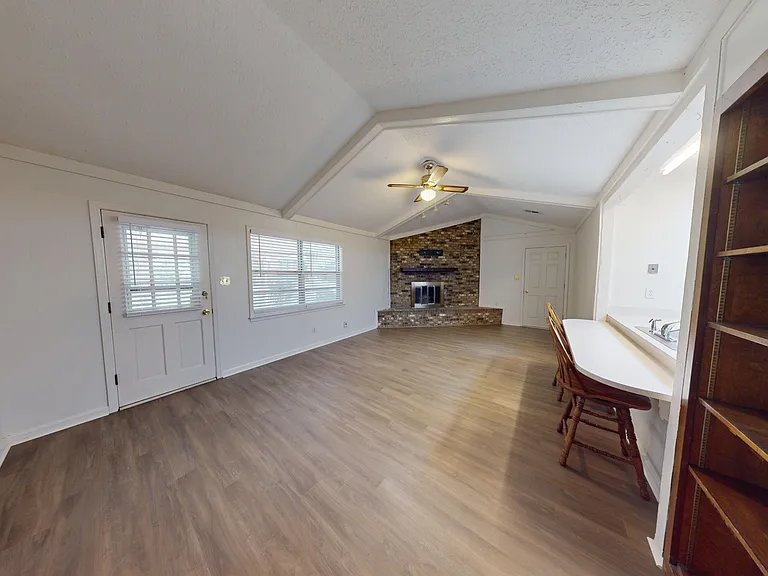 1212 Hillman St — Photo 9