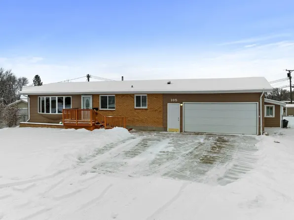 105 25th St NW, Minot, ND 58703