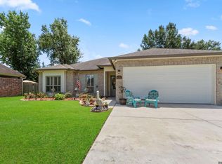 5486 Courtyard Dr, Gonzales, LA 70737