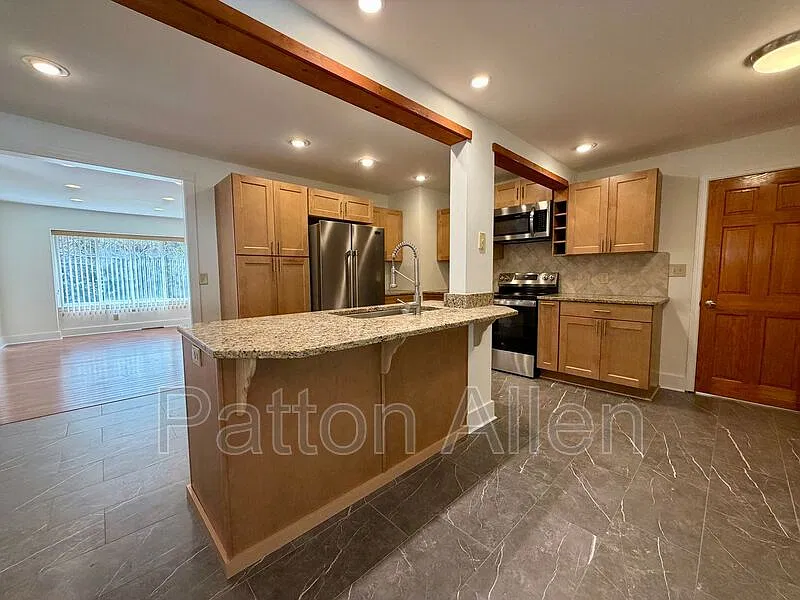 3 bed, 2.0 bath, 1232 sqft, $2,300 — Photo 3