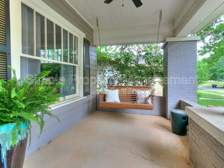 223 NW 21st St — Photo 2