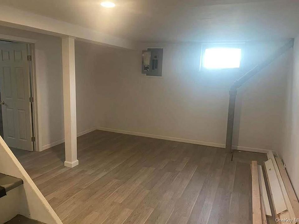2nd image of 211 Mineola Avenue