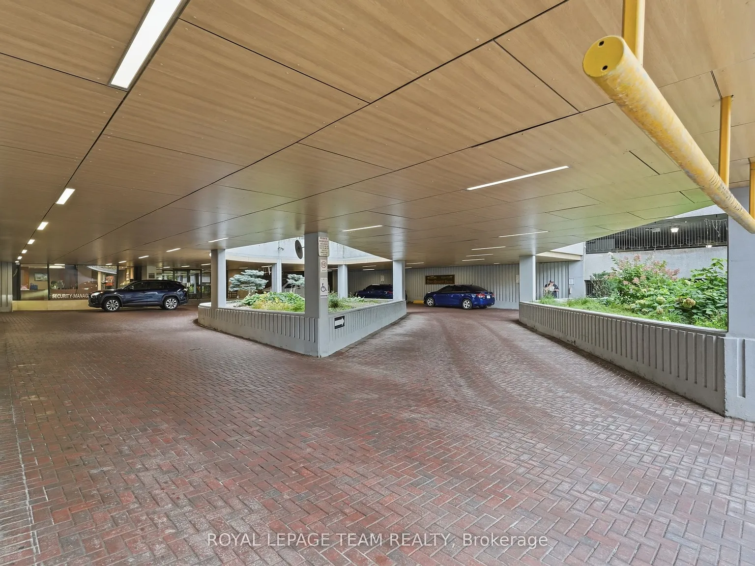 Queen Elizabeth Towers — Photo 2