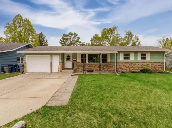 533 Maple Ln, Moorhead, MN 56560