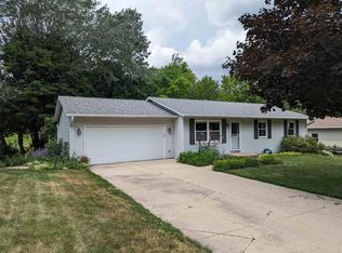 676 N Greenfield Dr, Freeport, IL 61032