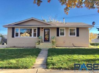 701 E Pam Rd, Sioux Falls, SD 57105
