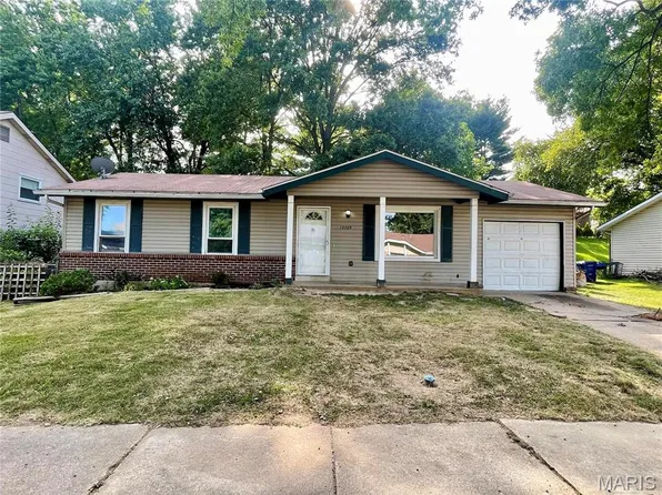 12065 El Camara Dr, Florissant, MO 63033