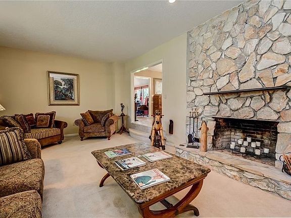 4th image of 1623 Twin Oaks Dr