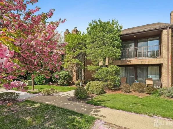 262 Willowbrook Dr, North Brunswick, NJ 08902