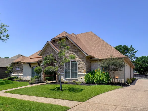 1904 Melbourne Dr, Pantego, TX 76013