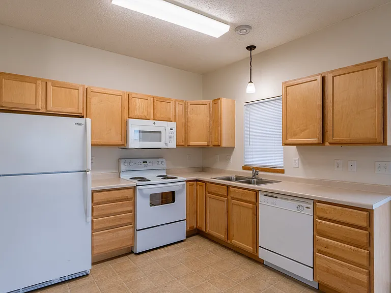 Moorhead, MN Mallard Creek Apartments | Kitchen