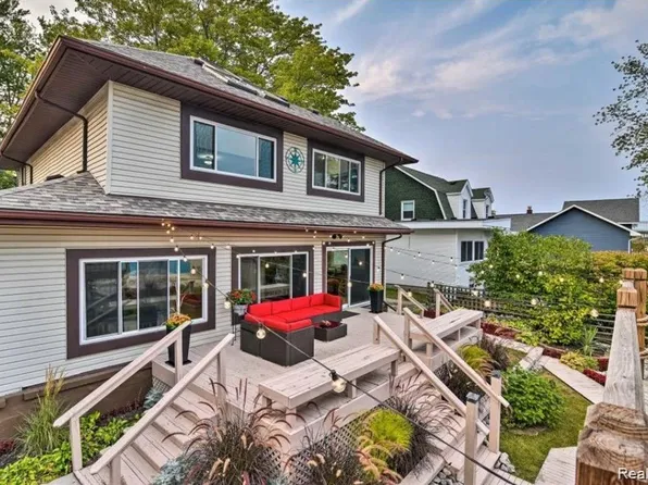 210 Saint Clair River Dr, Algonac, MI 48001