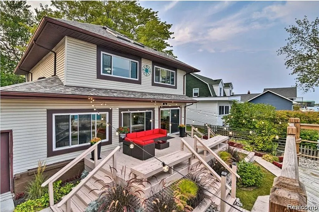 210 Saint Clair River Dr photo 1