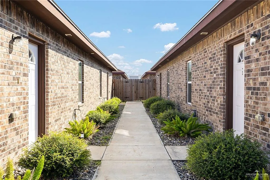 2 bed, 2.0 bath, 4032 sqft, $1,000 — Photo 3