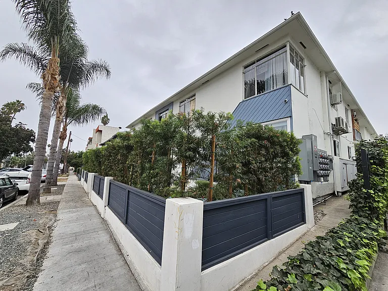 1747 N Kingsley Dr #10 — Photo 17