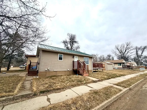 220 18th St SE, Minot, ND 58701