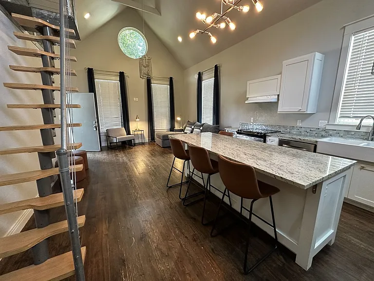 412 University St — Photo 3