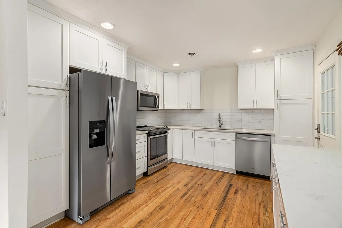 Kitchen - 105 N Brookwood Dr