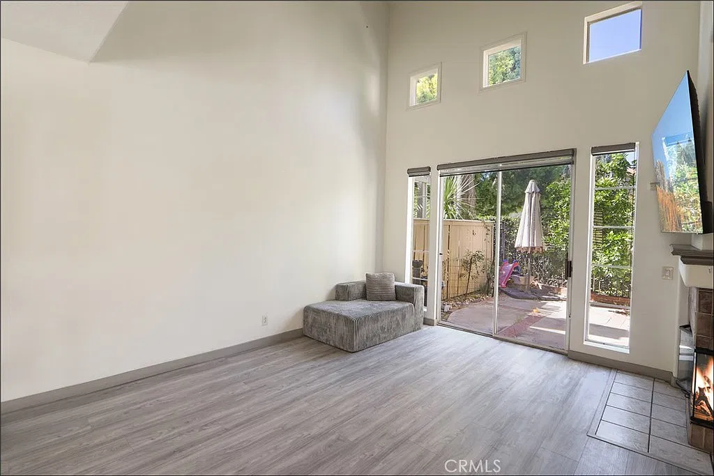 3 bed, 2.5 bath, 1609 sqft, $4,200 — Photo 3