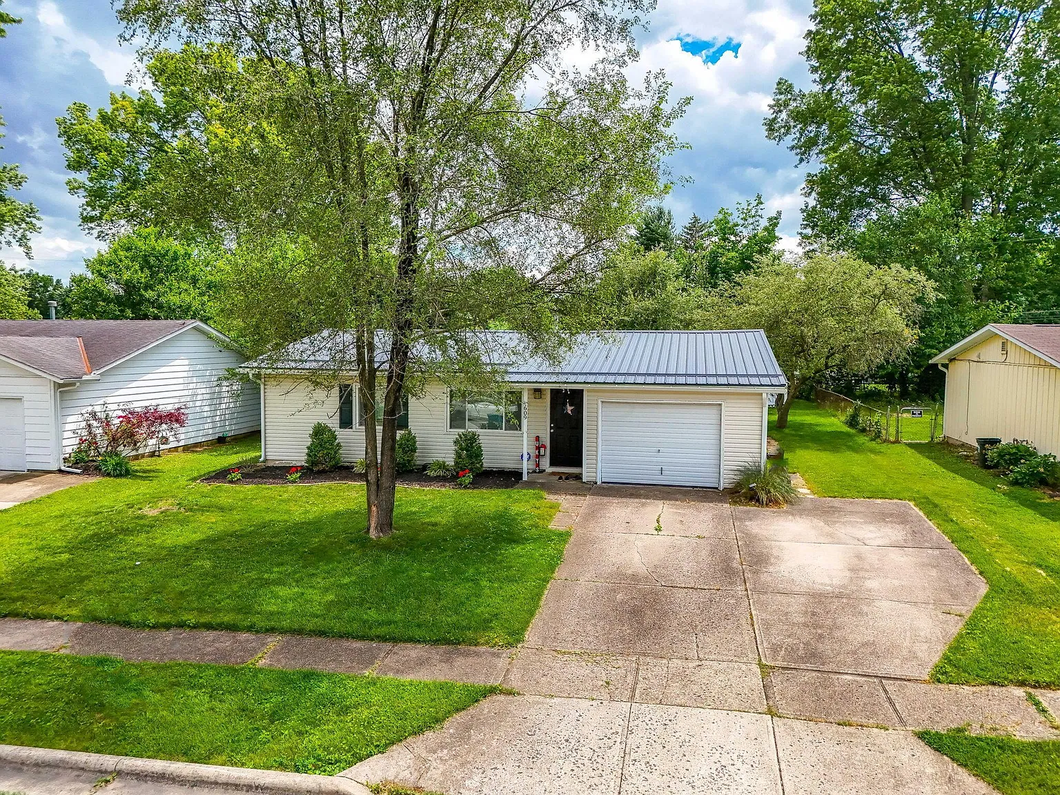 609 Palace Ln photo 1