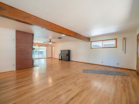 5th image of 3082 Henderson Rd