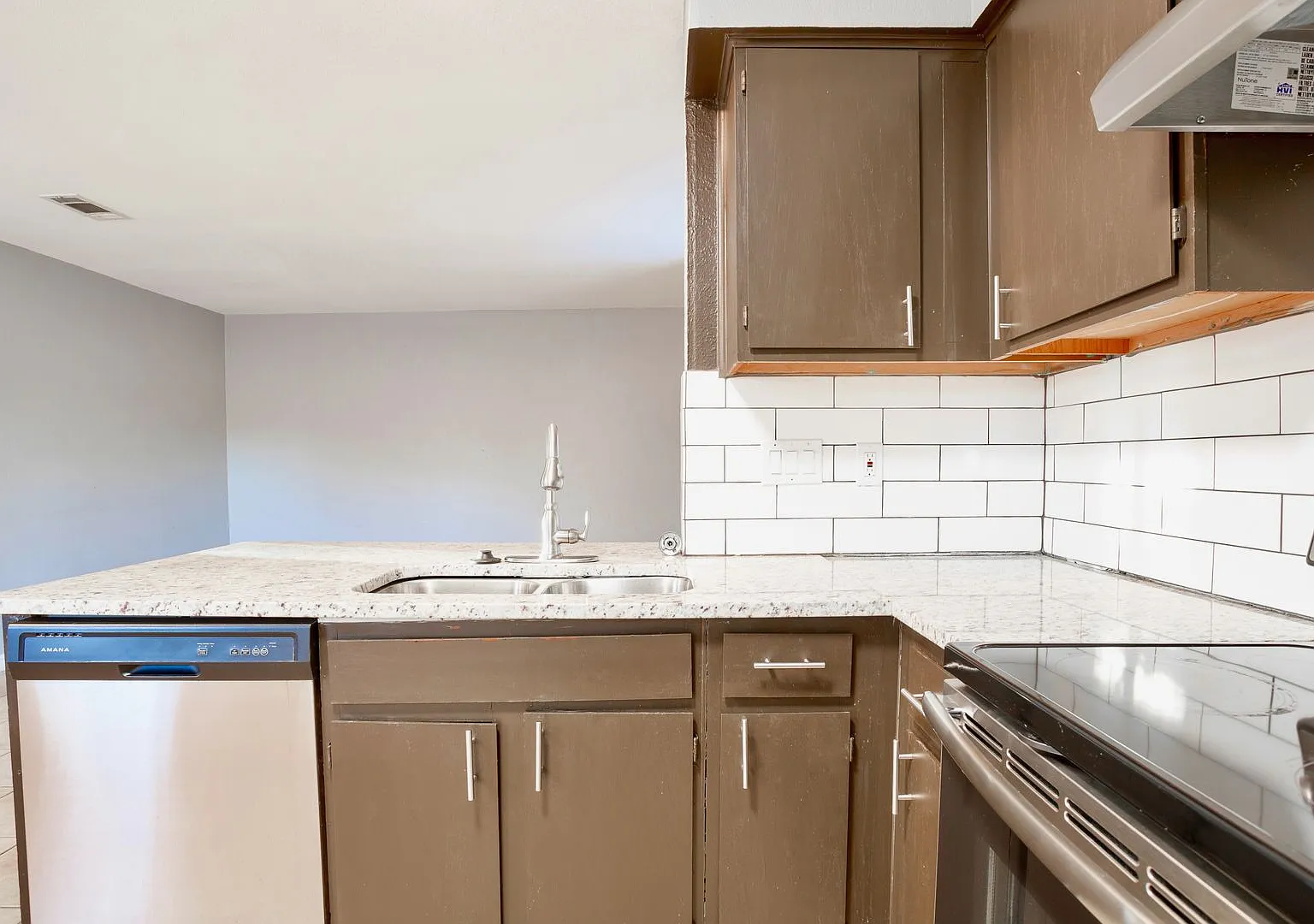 Cozy Living: 2 Bedroom / 1 Bathroom with Fireplace in Austin! — Photo 4