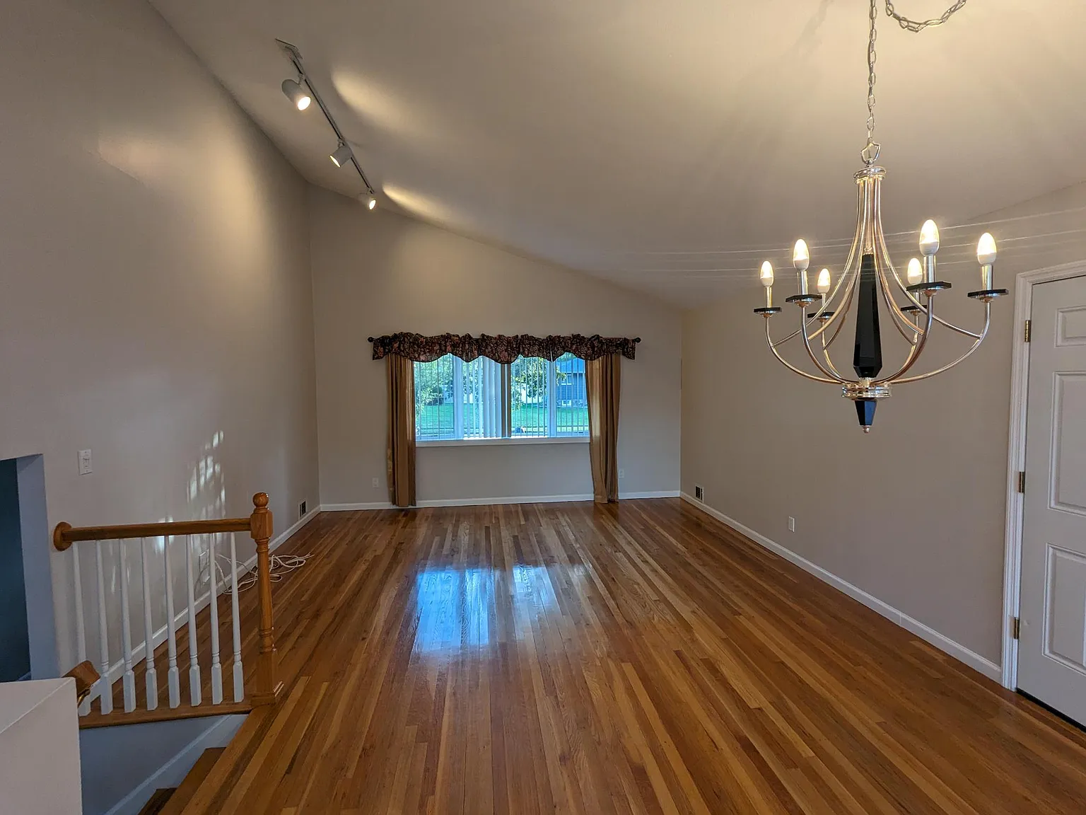 4 bed, 1800 sqft, $5,400 — Photo 2