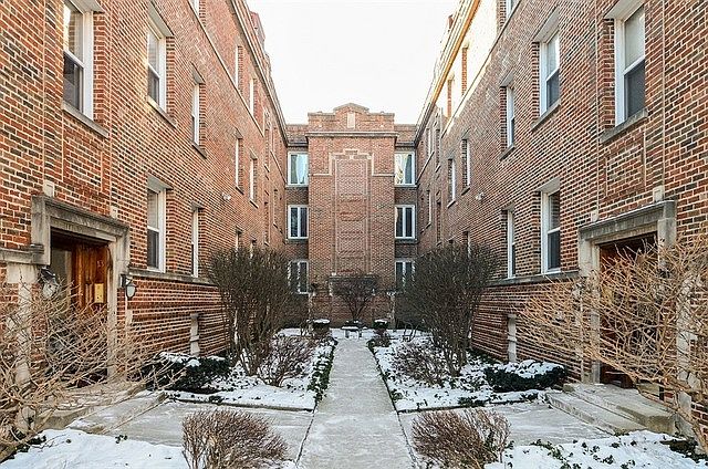 1st image of 913 W Sunnyside Ave