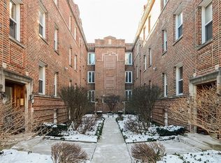 913 W Sunnyside Ave, Chicago, IL 60640