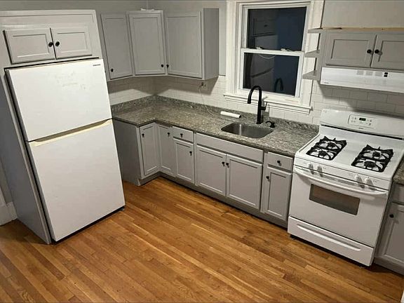 3rd image of 118 Sheridan St Floor 2