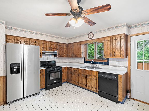 5th image of 613 Shorewood Dr