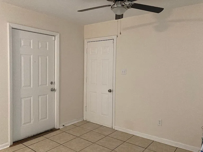 2913 Monroe Dr — Photo 5