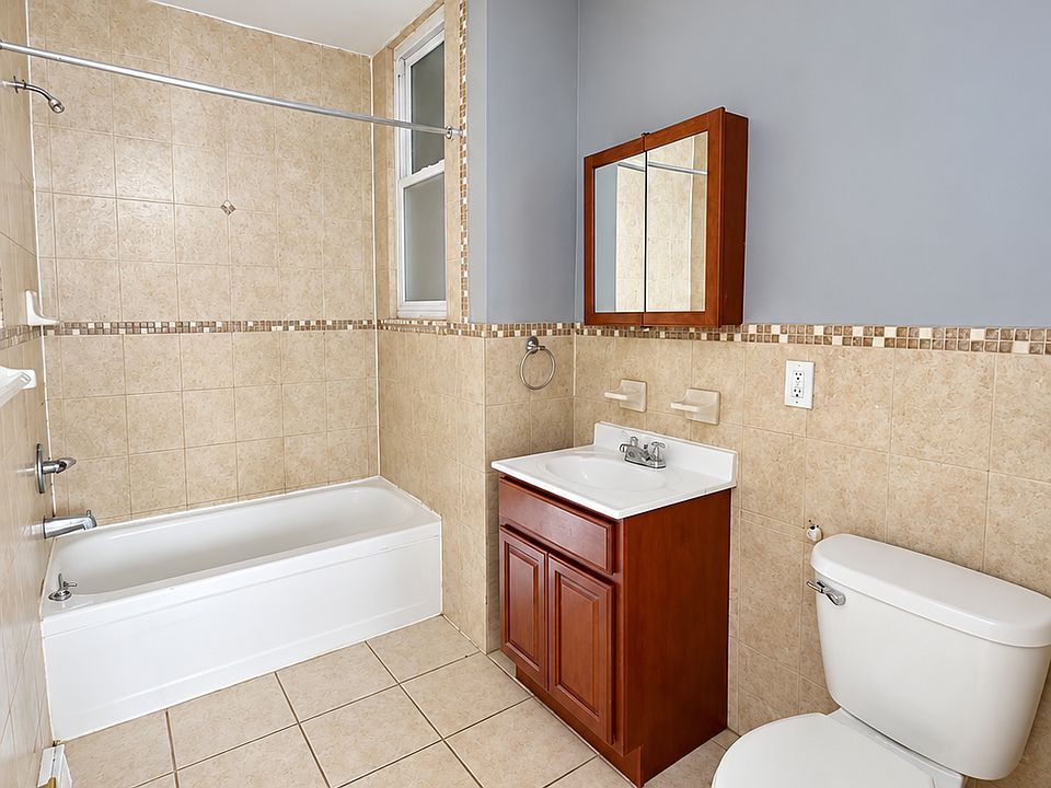 2nd image of 415 37th St APT 1