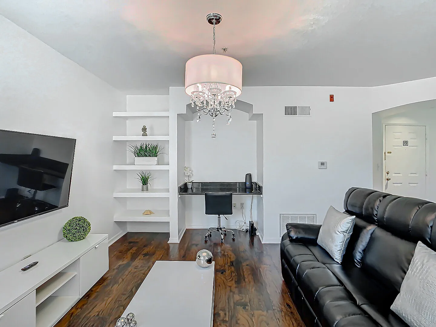 Beautiful & Furnished 1-Bedroom Condo in Orlando — Photo 3
