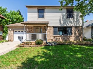 422 Clinton St, Wyandotte, MI 48192