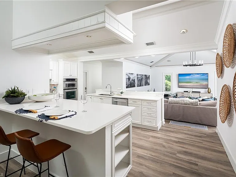 420 Palm Cir E — Photo 3